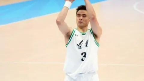 “托纳利忠诚遭弃，米兰豪购引援引发前球员质疑”